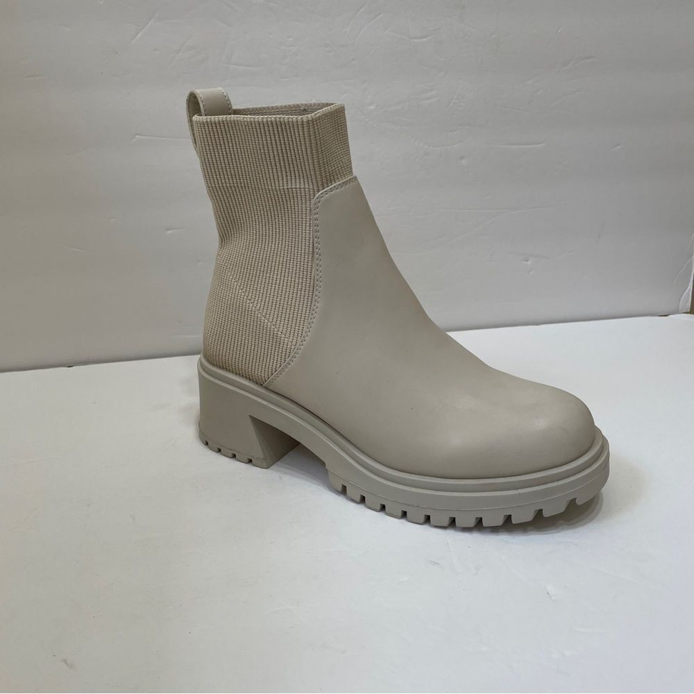 NEW WITHOUT TAGS STEVE MADDEN HOLLEY PLATFORM BOOTS IN BONE….RIGHT BOOT‎ ONLY